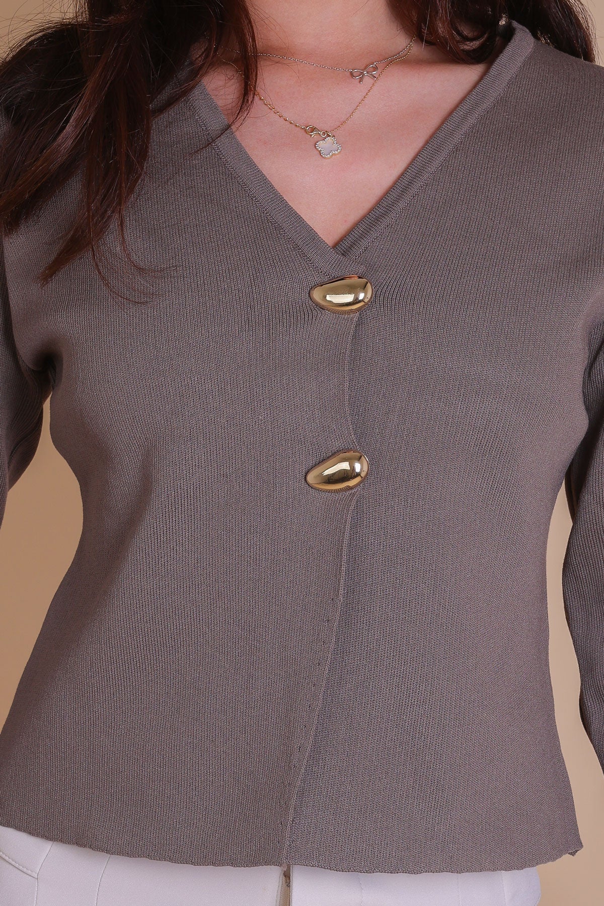Strickjacke Rillenmuster Goldknopf Taupe