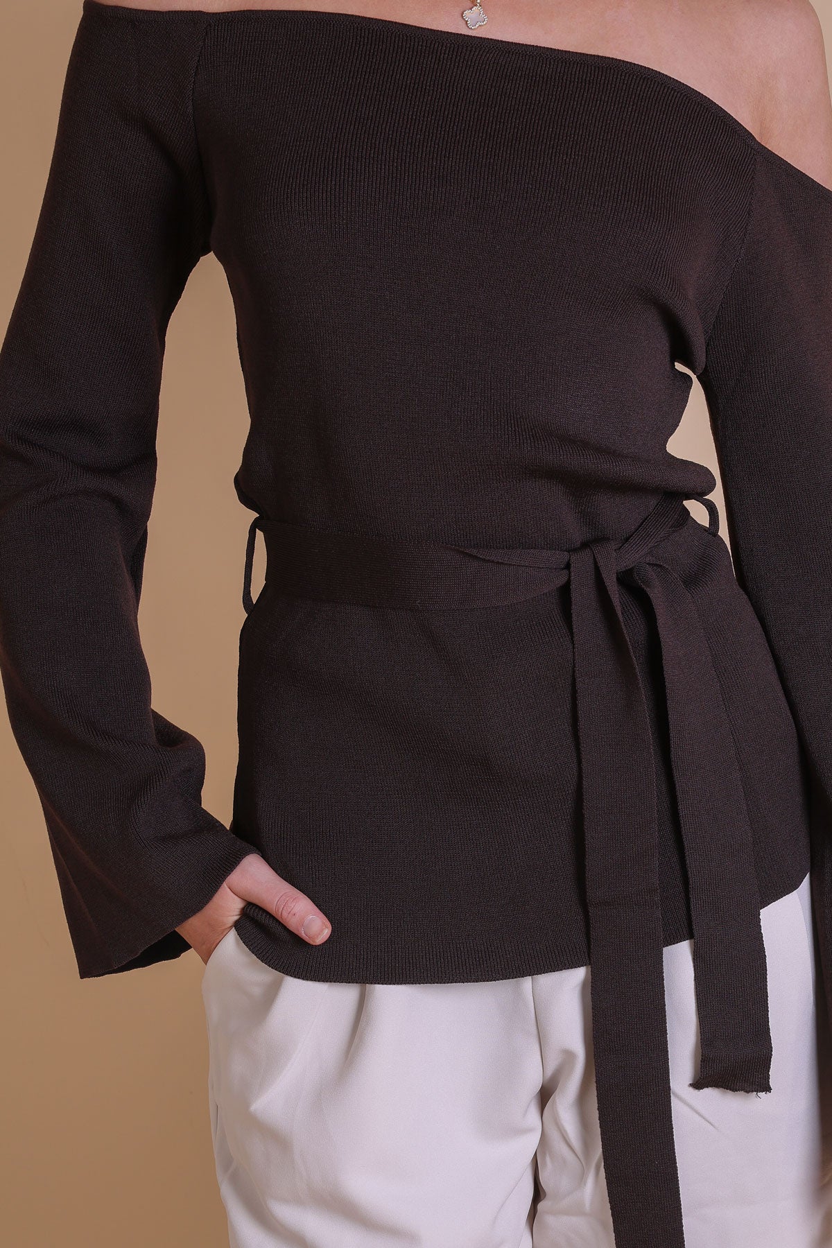 Stricktop Off-Shoulder Glockenärmel Braun